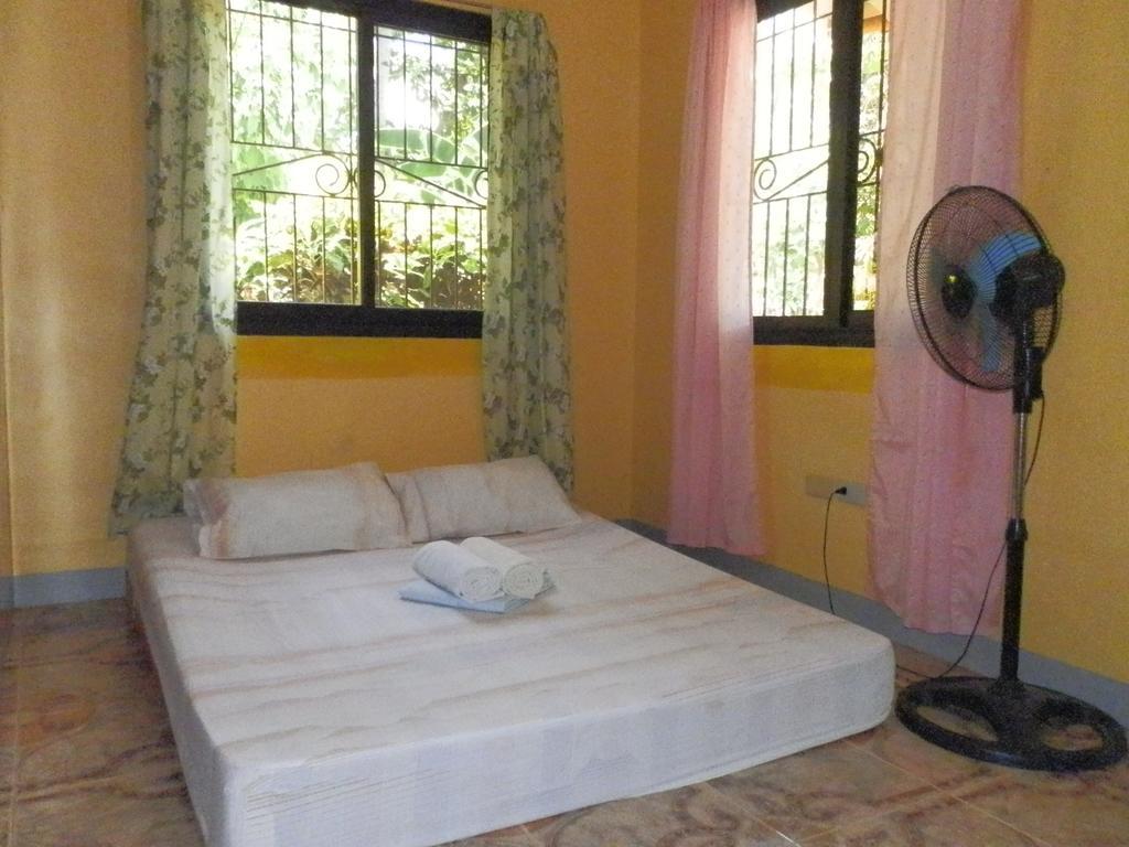 The Blue Pagong Aparthotel Puerto Galera Buitenkant foto